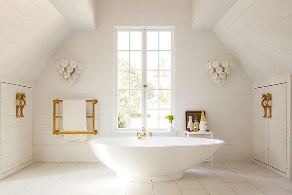حمام باللون الأبيض